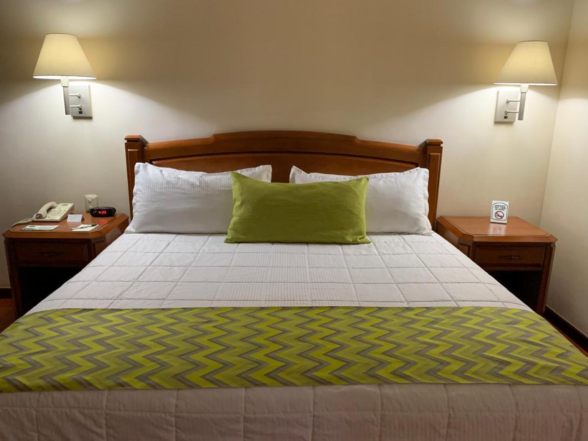 Habitación con cama extragrande.