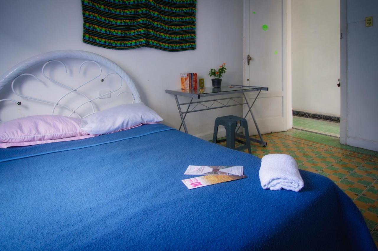Habitación con cama grande