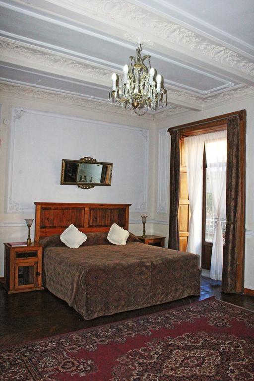 Suite con cama grande y balcón
