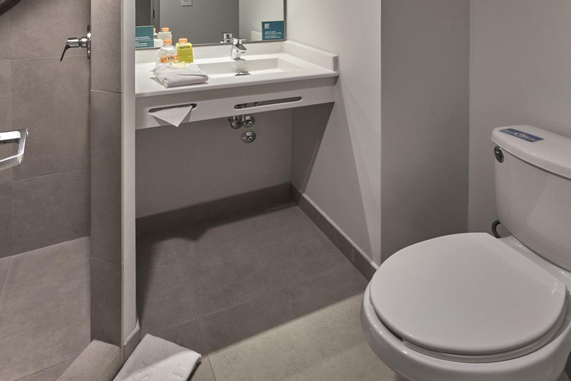 Queen Room,1540347559:JPEG