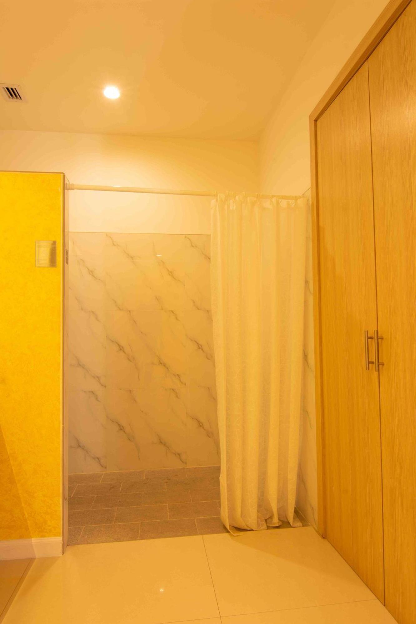 Habitación Doble con ducha accesible en silla de ruedas - Adaptada para personas con problemas de movilidad/discapacidad auditiva - 2 camas dobles