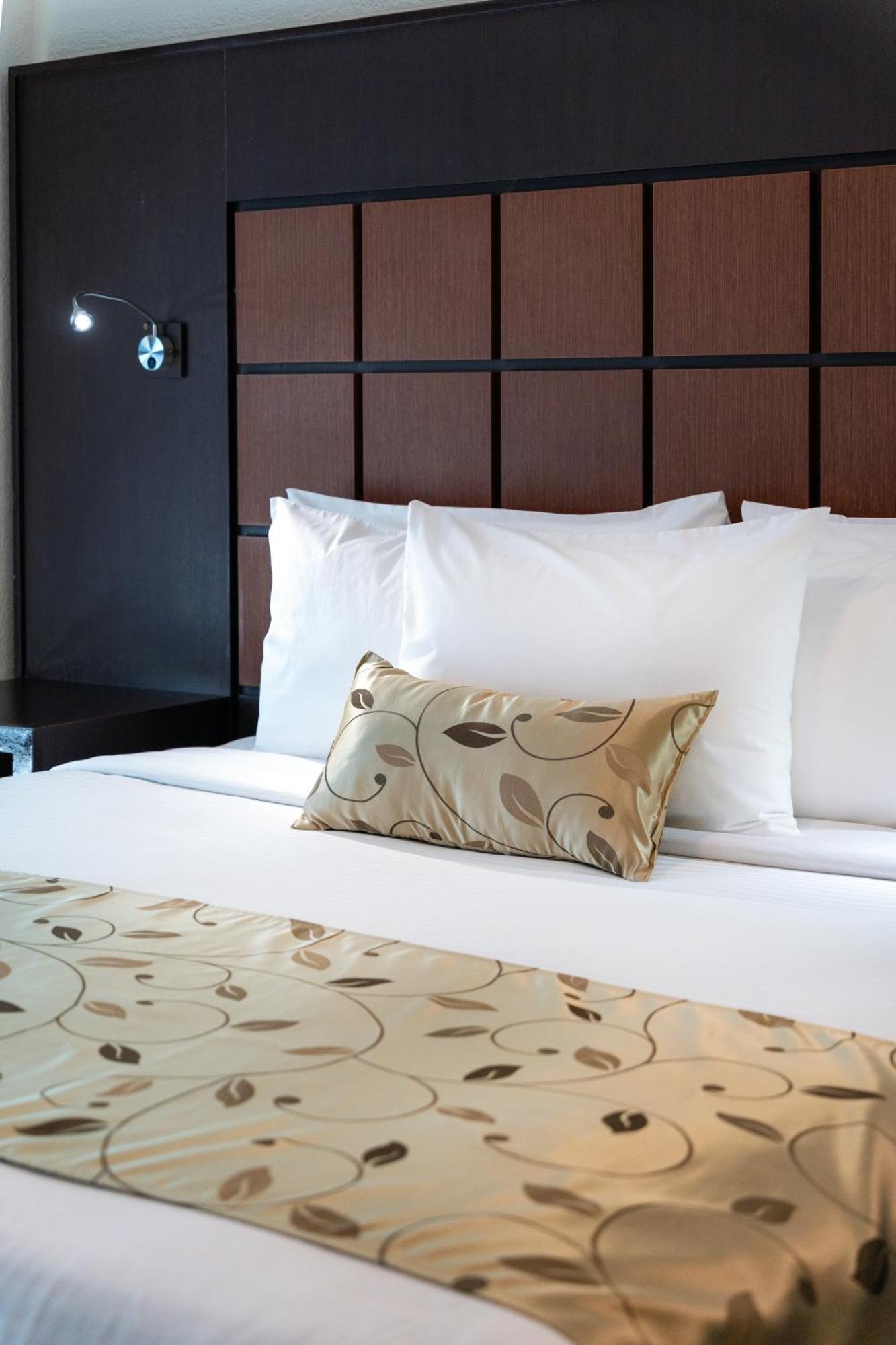 King Room No View Non Smoking or Interior Corridor