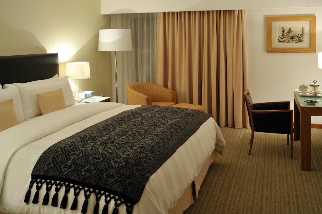 Habitación Clásica con cama extragrande y acceso al club lounge