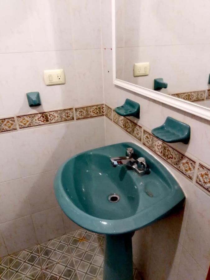 Cama individual en dormitorio mixto